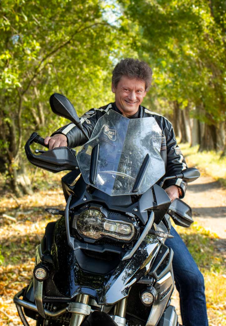 img src="Dr.-Laczko-Tibor-motorozik.jpg" alt="Dr. Laczkó Tibor motoron ül."